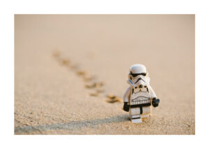 Poster Lego Star Wars figure in sand Poster 1